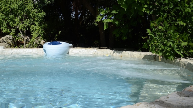 A clear pool with a floating hot tub. - B&B Amoredimare (Polignano a Mare)