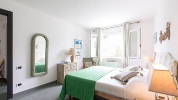 Suite, Balkon | Schreibtisch, Babybetten, kostenloses WLAN, Bettwäsche