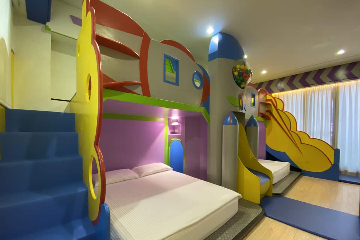 Phòng 4 Deluxe | Màn/rèm cản sáng, giường gấp/giường phụ (phụ phí) 