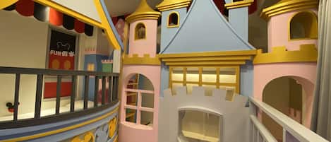 720度超級旋轉溜滑梯城堡房 | 遮光布/窗簾、折疊床/加床、免費無線上網、床單