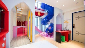 Een moderne slaapkamer met een glijbaan, een bureau en een bed.