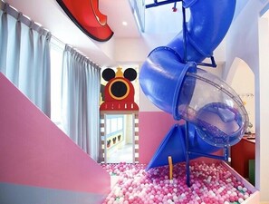 Kamar Quadruple Standar | Tirai kedap cahaya, tempat tidur lipat/tambahan, dan Wi-Fi gratis