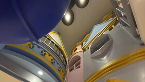 Een meerlaags interieur met kleurrijke muren, een muurschildering van Mickey Mouse en een trap.