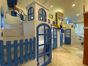 Kamar Quadruple Comfort | Tirai kedap cahaya, tempat tidur lipat/tambahan, dan Wi-Fi gratis