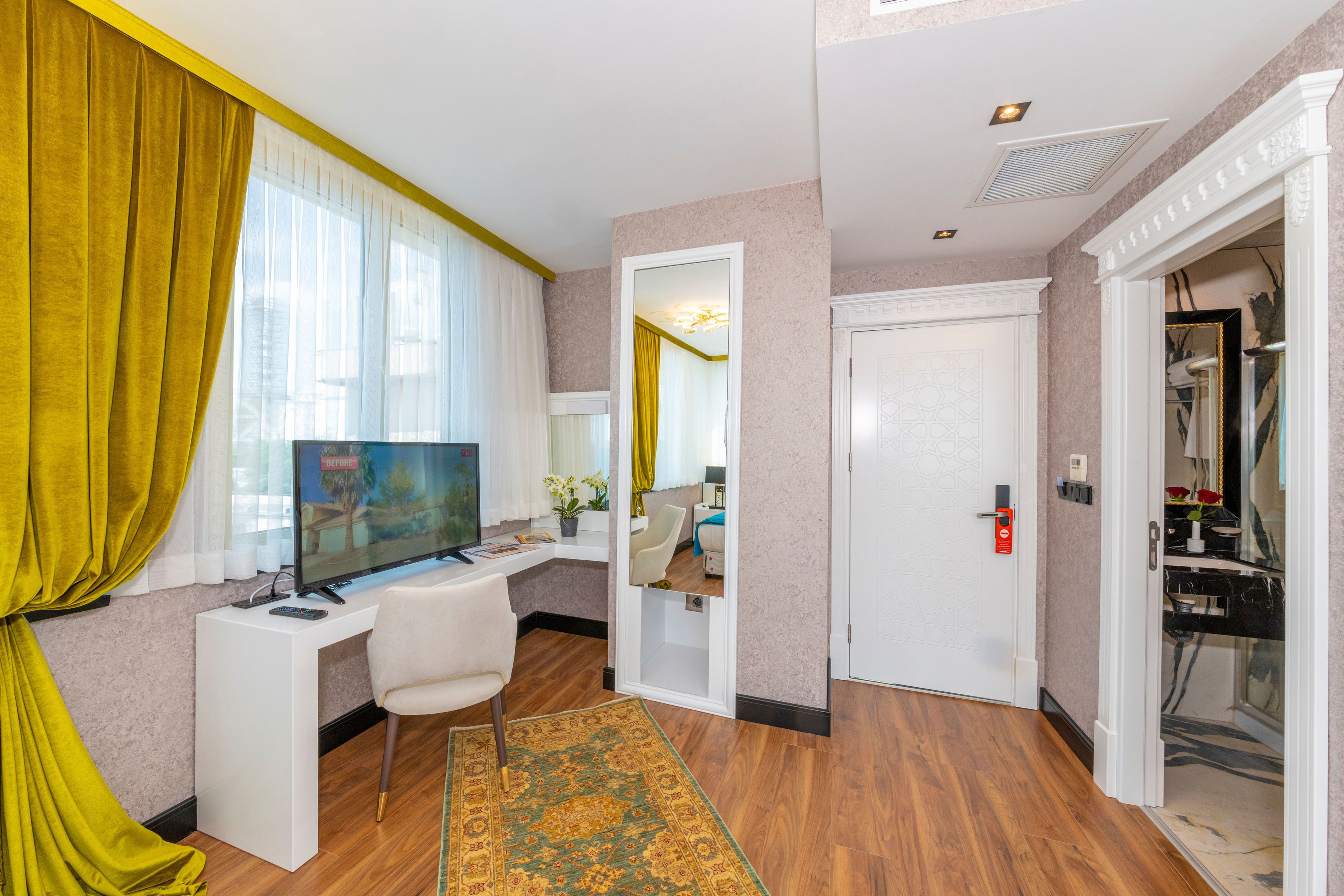 suite, corner | 1 bedroom, minibar, in-room safe, individually decorated