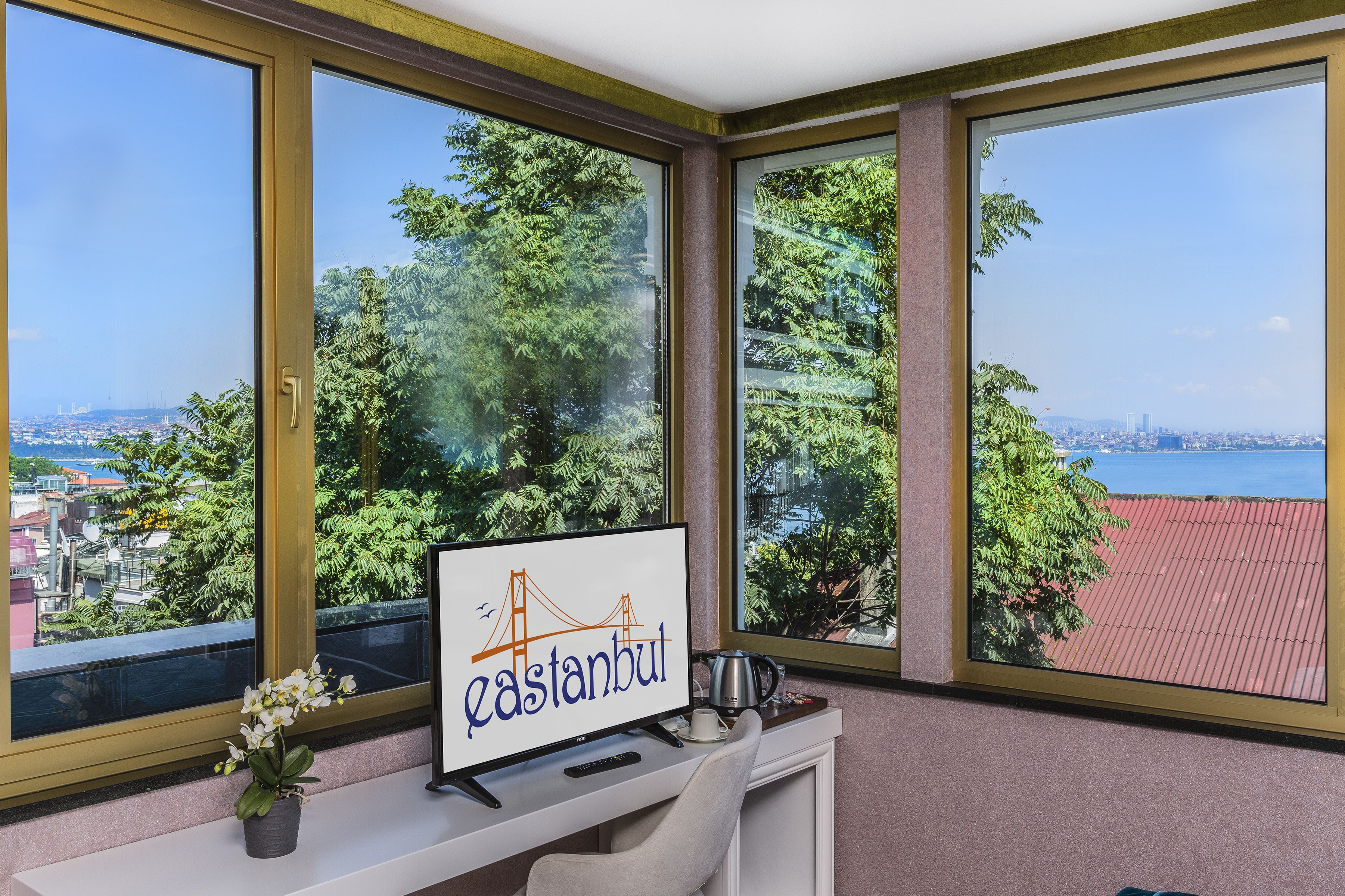 suite, balcony, corner | room amenity