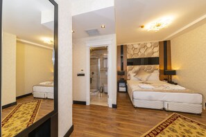 Deluxe dubbelrum eller tvåbäddsrum | Minibar, värdeförvaringsskåp på rummet och individuell inredning