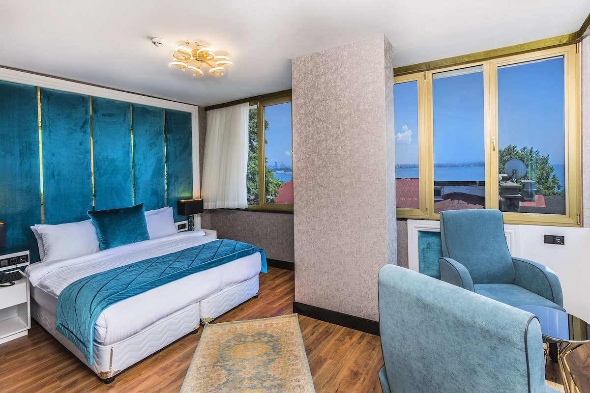 Suite, Corner | 1 bedroom, minibar, in-room safe, individually decorated
