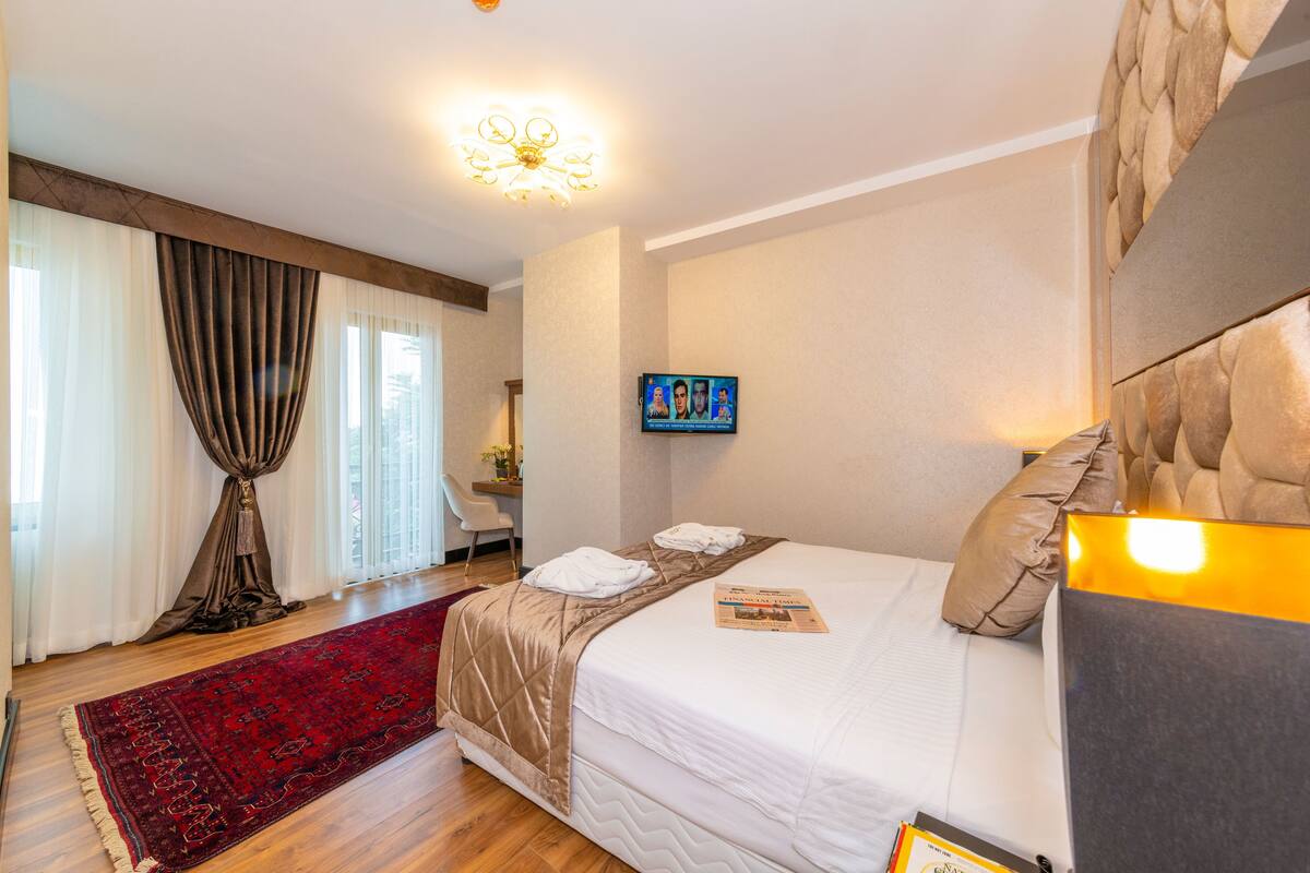 Deluxe Double or Twin Room | Minibar, in-room safe, desk, laptop workspace