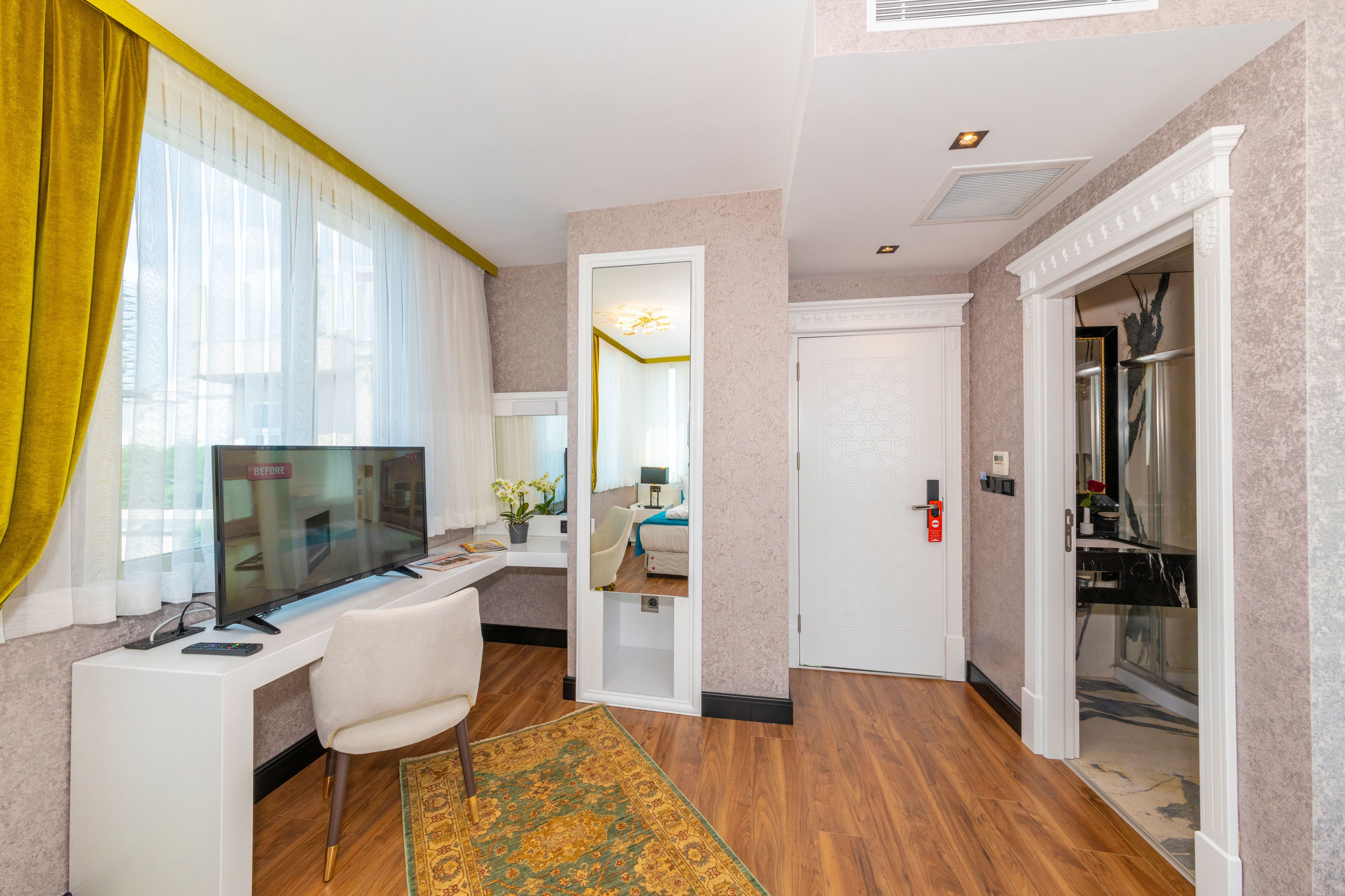 suite, corner | 1 bedroom, minibar, in-room safe, individually decorated