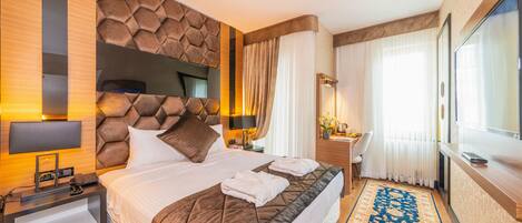 ميني بار وخزنة داخل الغرفة وبديكورات فريدة لكل غرفة وطراز فريد لكل وحدة