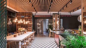 Lunch and dinner served, international cuisine