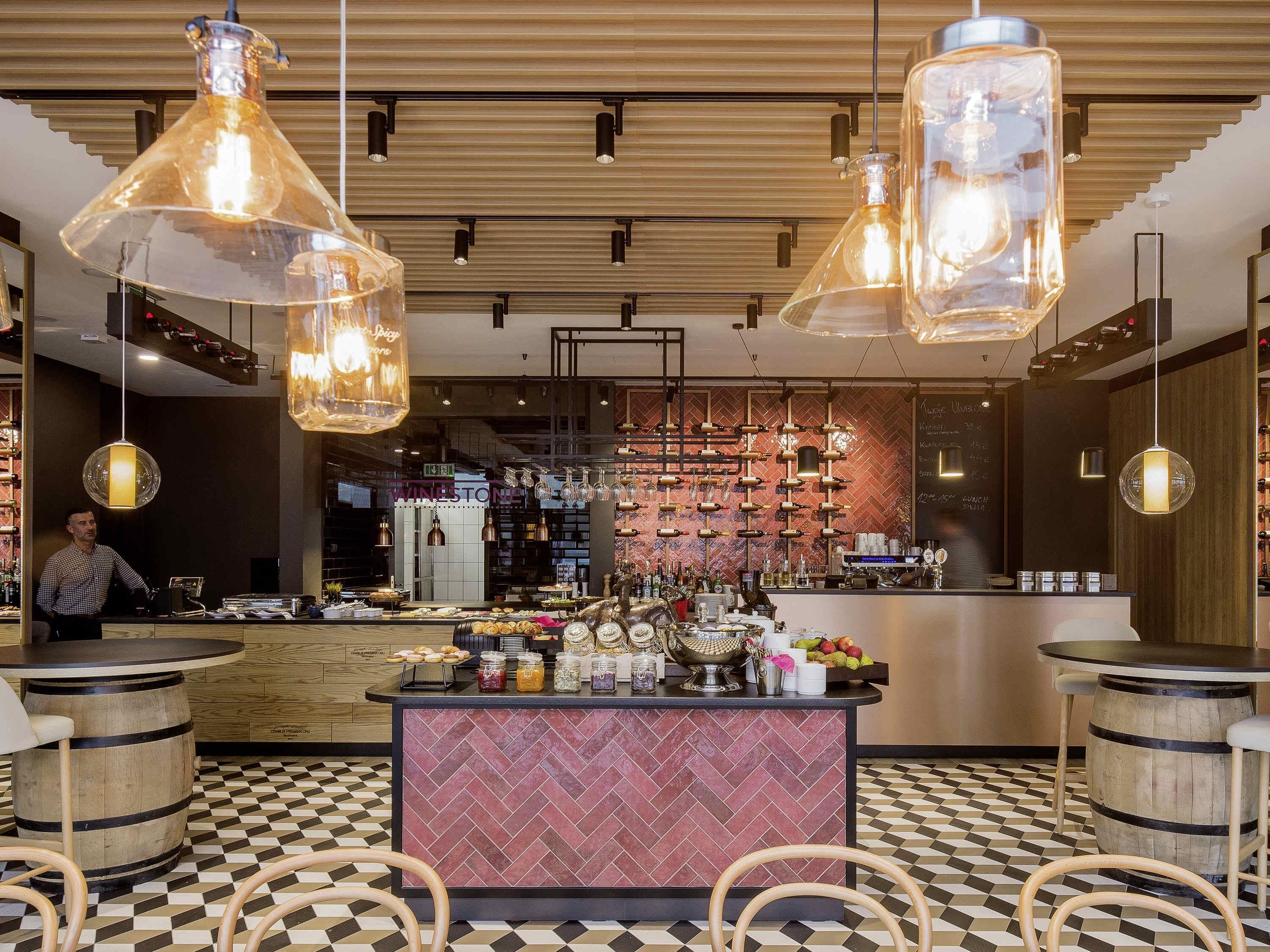 朝食 (コンチネンタル ブレックファスト)、平日に提供 (1 名様 40 PLN)