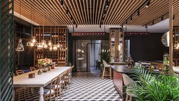 Aperto a pranzo e cena, cucina internazionale