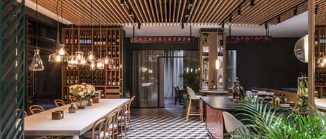 Déjeuner et dßner servis sur place, spécialités Cuisine internationale