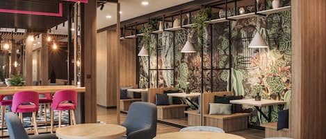 Lunch and dinner served, international cuisine