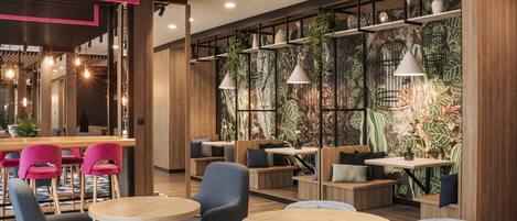 Serveert lunch en diner, internationale gerechten