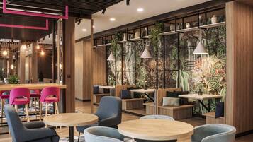 Lunch and dinner served, international cuisine