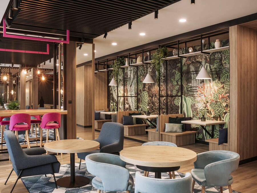 Lunch and dinner served, international cuisine