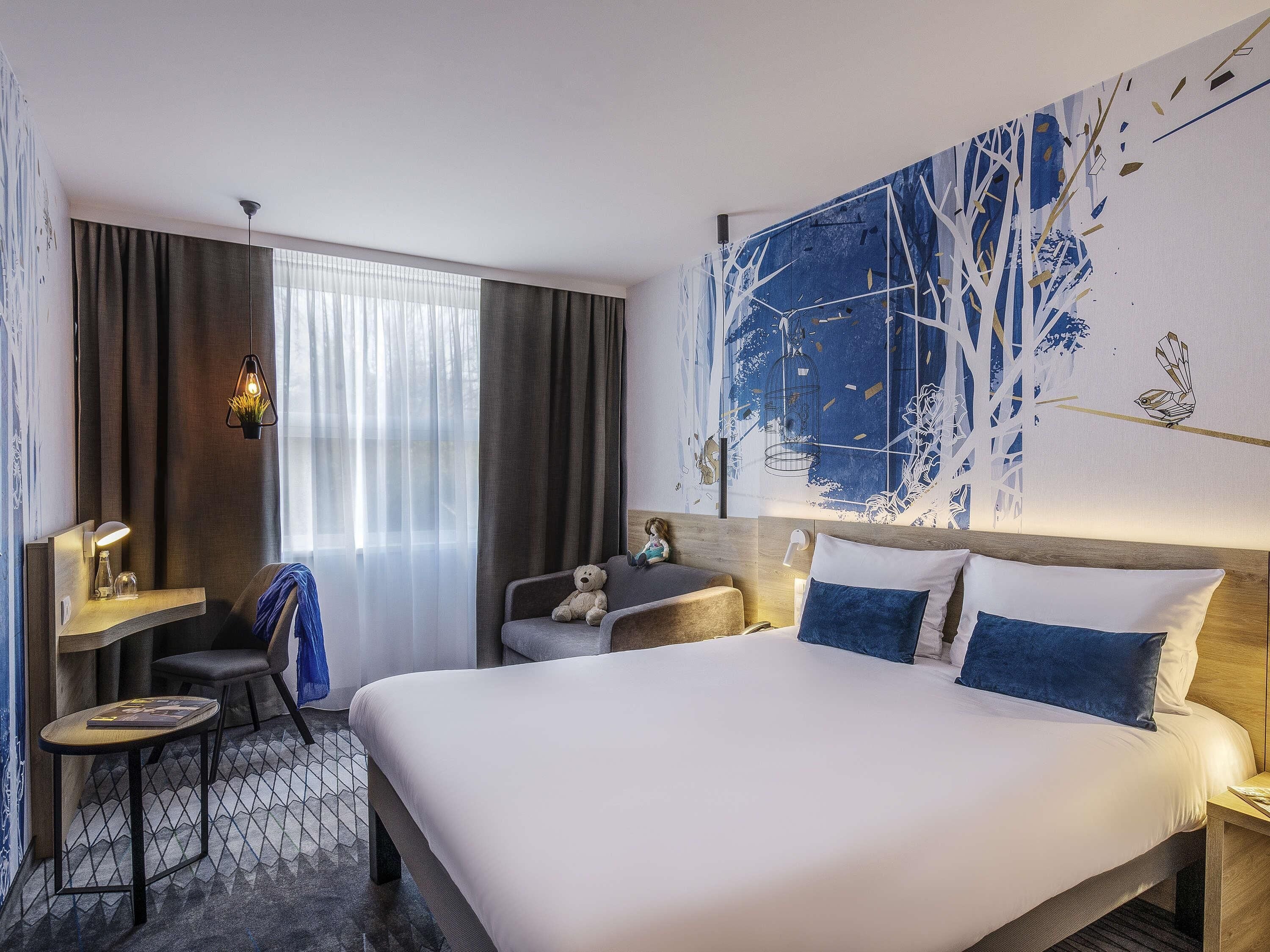 Desk, blackout drapes, soundproofing, free WiFi