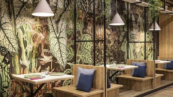 Lunch and dinner served, international cuisine