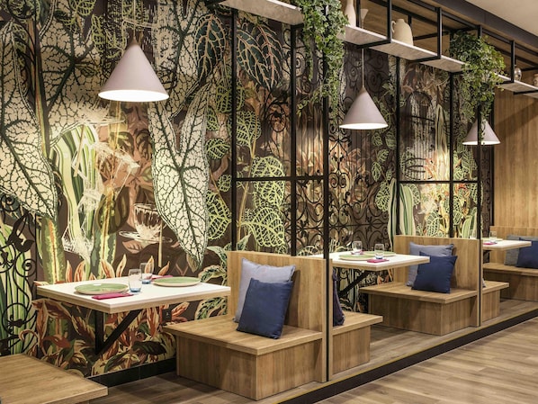 Lunch and dinner served, international cuisine