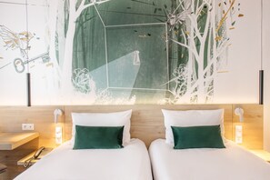 Kamer, 1 tweepersoonsbed met slaapbank | Een bureau, verduisterende gordijnen, geluiddichte muren, gratis wifi