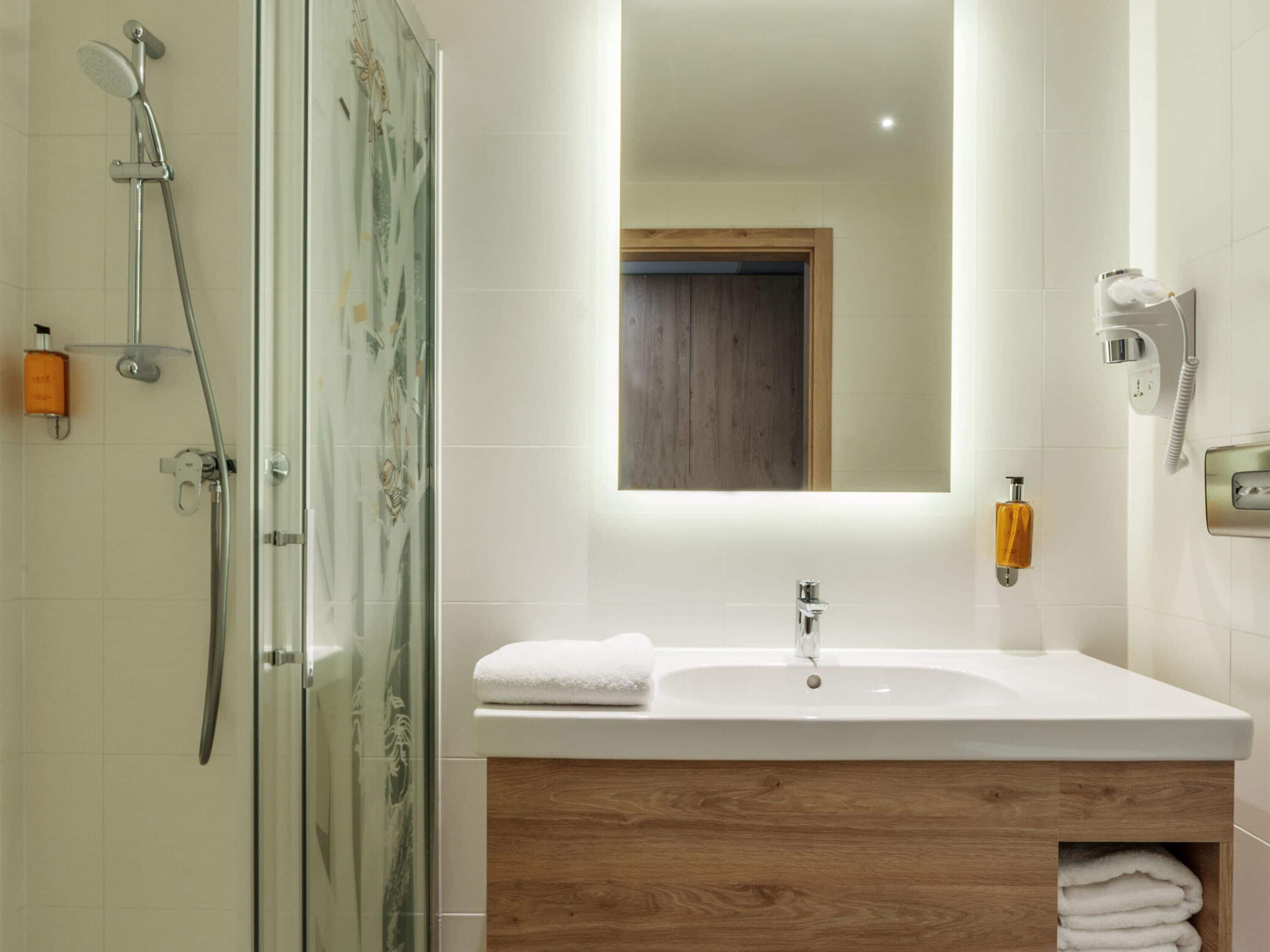 Desk, blackout drapes, soundproofing, free WiFi