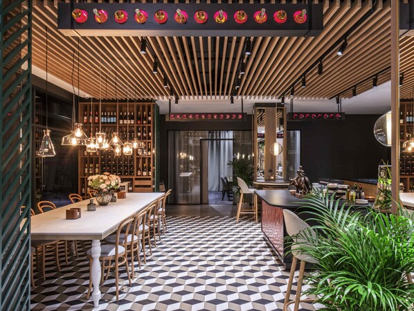 Se sirven comidas, cenas y cocina internacional 