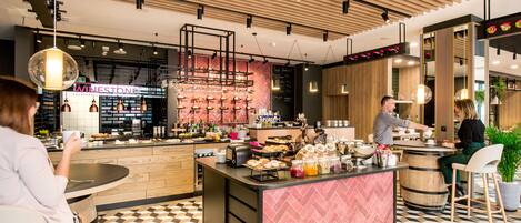 Continental breakfast on weekdays (PLN 40 per person)