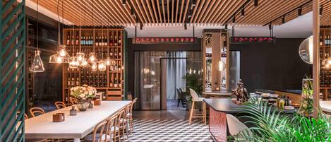 Lunch and dinner served, international cuisine