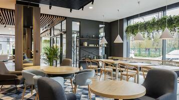 Se sirven almuerzos y cenas, cocina internacional