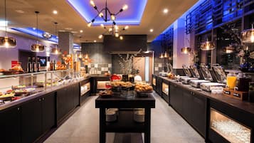 Petit déjeuner buffet (19 EUR par personne)