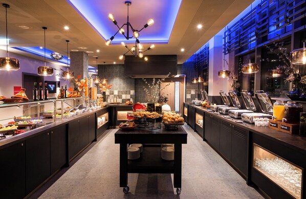 Frukostbuffé varje dag (EUR 19 per person)
