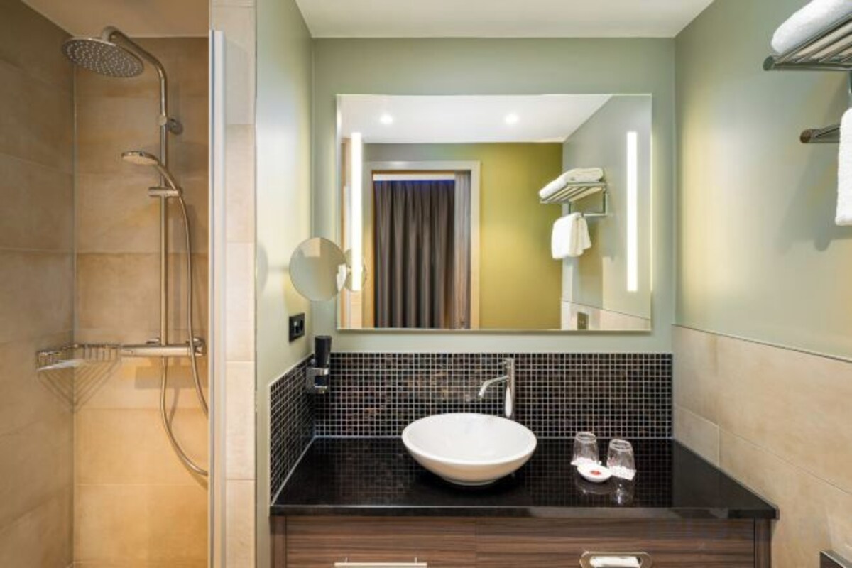 Shower, rainfall showerhead, hair dryer, towels