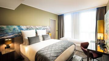 Superior-Dreibettzimmer | Zimmersafe, Schreibtisch, laptopgeeigneter Arbeitsplatz