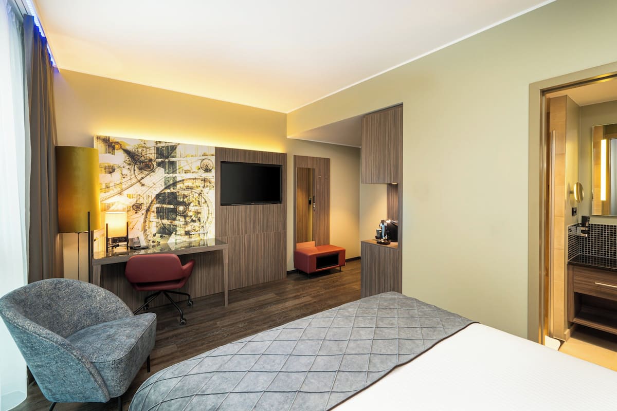 Comfort Room | In-room safe, desk, laptop workspace, blackout drapes