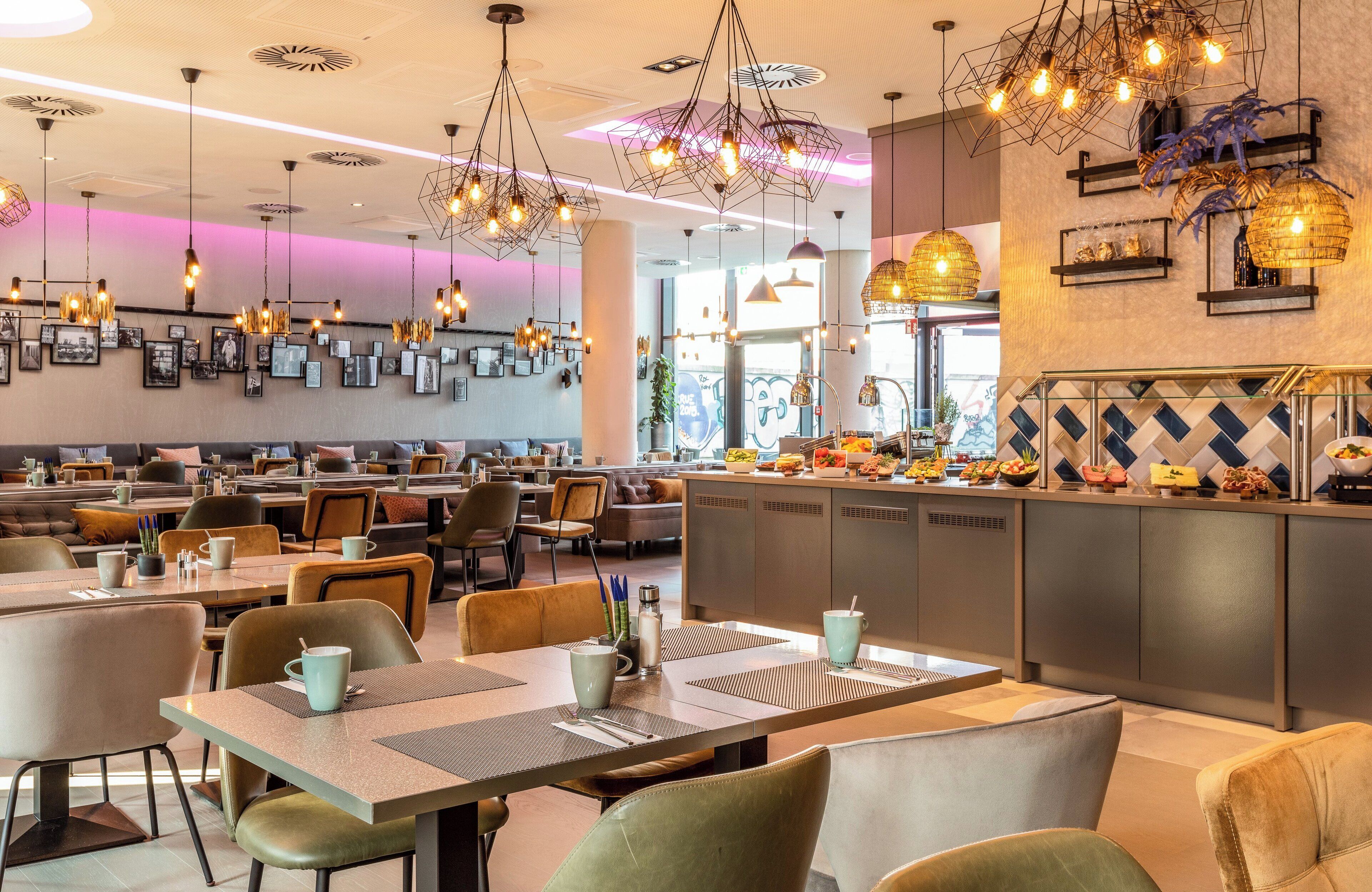 Tägliches Frühstücksbuffet (24 EUR pro Person)