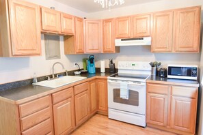 House | Private kitchen | Full-size fridge, microwave, oven, stovetop - The Little House (Seward)