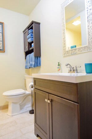 House | Bathroom | Shower, hair dryer, towels, soap - The Little House (Seward)