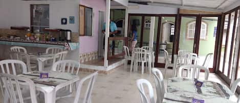 Desayuno buffet diario (BRL 25 por persona)