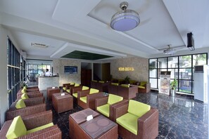 Lobby sitting area - La Orilla Hotel (Muzaffarabad)