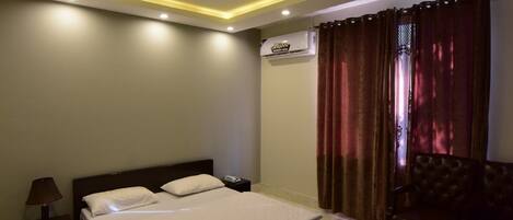 Deluxe Duplex, River View | Living area | 31-inch LED TV with premium TV channels, TV