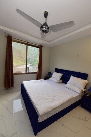 Elite Double Room | Living area | 31-inch LED TV with premium channels, TV - La Orilla Hotel (Muzaffarabad)