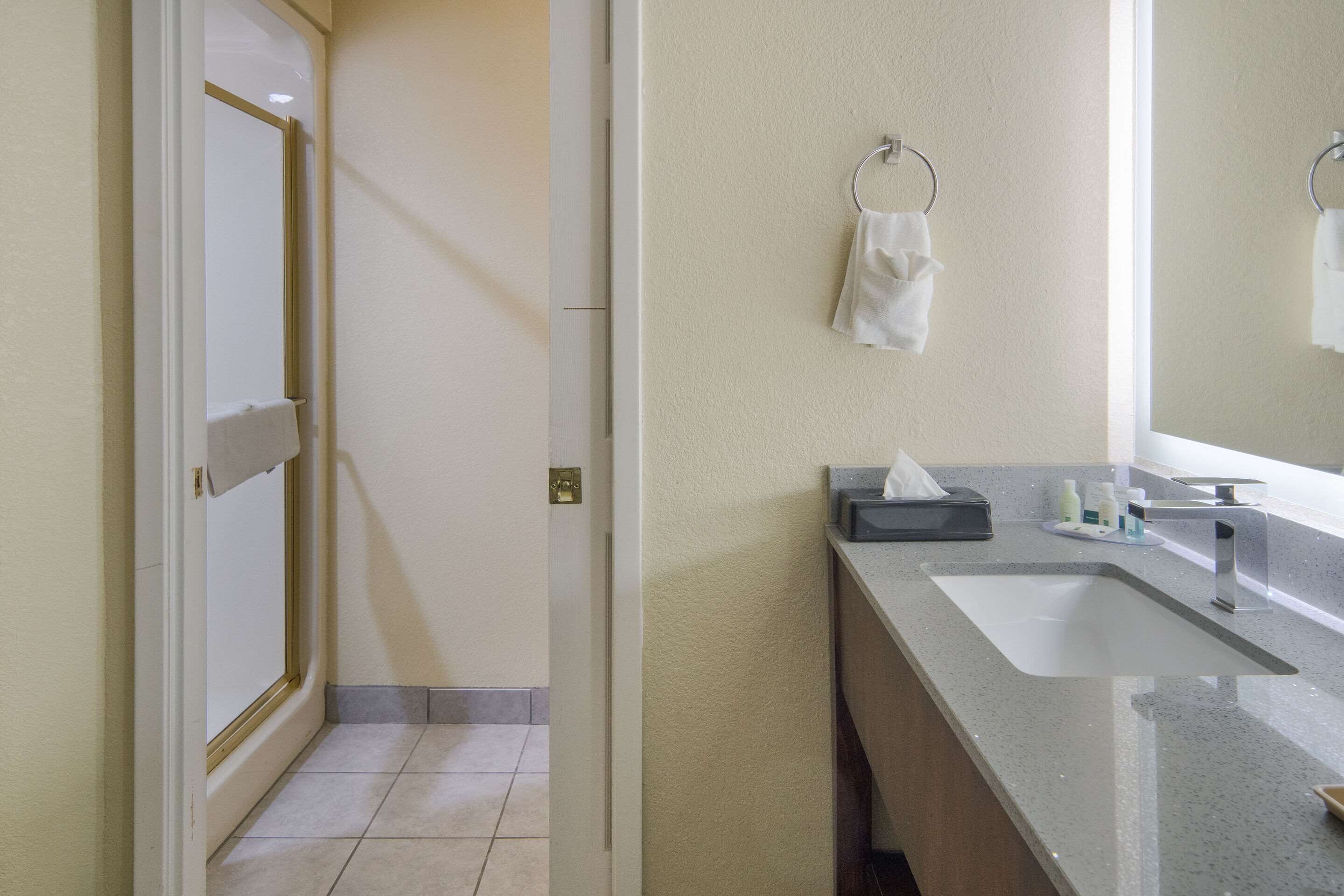 suite, 1 king bed, non smoking, microwave | frette italian sheets, premium bedding, pillow-top beds, desk