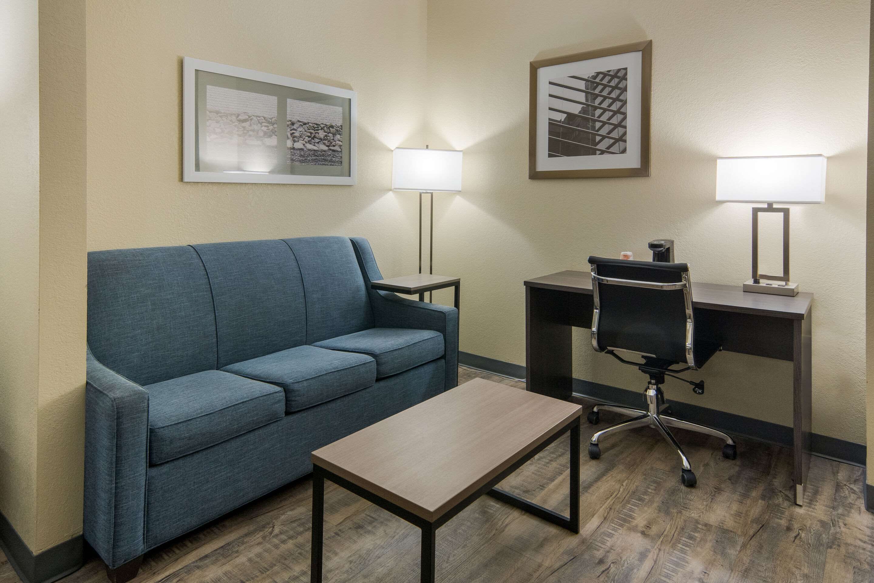 suite, 1 king bed, non smoking, microwave | frette italian sheets, premium bedding, pillow-top beds, desk