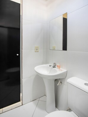 Tweepersoonskamer | Badkamer | Een douche, gratis toiletartikelen, handdoeken, zeep