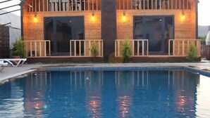 A wooden cabin with a balcony and a swimming pool in front. - Irbec Apart & Bungalow (Demre)