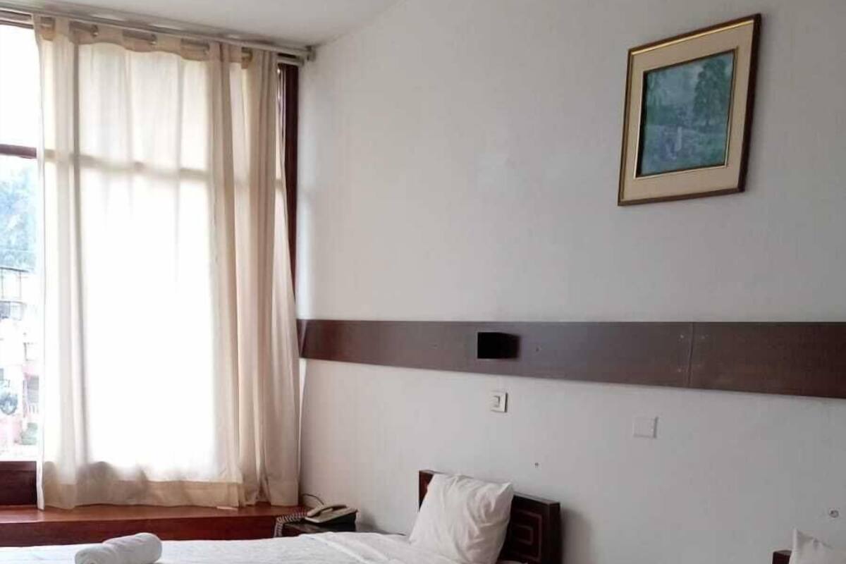 Blackout drapes, free WiFi, bed sheets