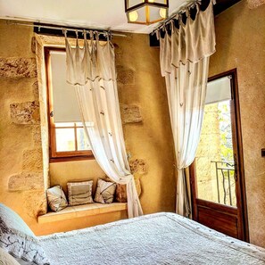 Room (The Courtyard) | Individually decorated, individually furnished, free WiFi, bed sheets - La Lanterne Chambres d'Hotes (Sarlat-la-Canéda)
